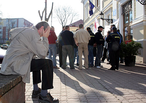 niepewna przyszłość, pracownik poczty pod budynkiem poczty głównej w Łomży