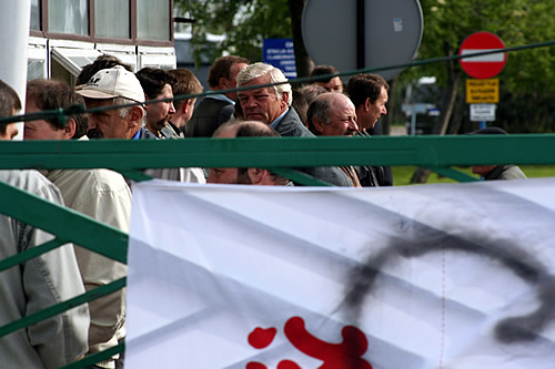 kierowcy protestujący przy bramie