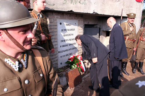 złożono kwiaty pod schronem - pomnikiem za tych co walczyli w 1939r.