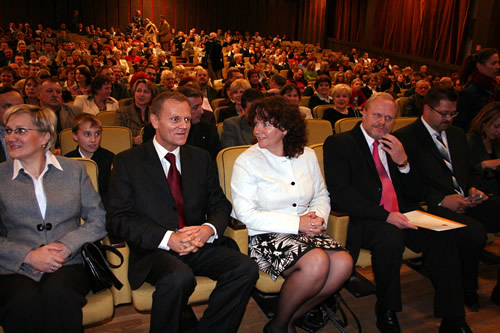 od lewej: Daniela Brzezińska, Donald Tusk, Barbara Kudrycka, Jerzy Brzeziński, Marcin Sroczyński