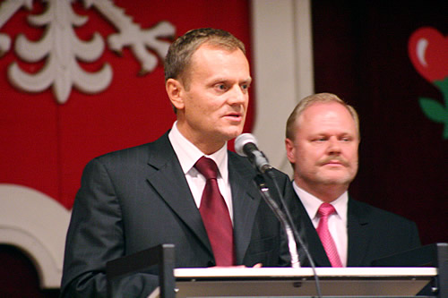 Donald Tusk przemawia do zgromadzonych, w tle Prezydent Jerzy Brzeziński