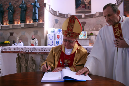 Bp Stanisław Stefanek podpisuje Statuty Synodalne