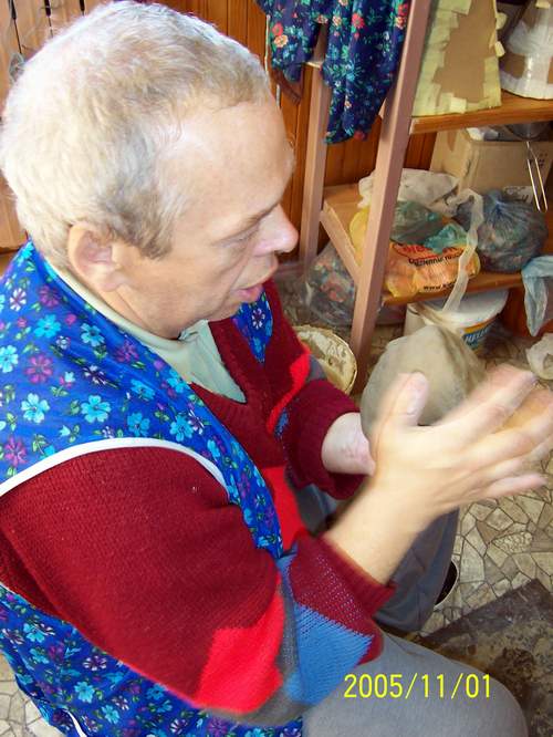 Uczestnik zajęć podczas uplastyczniania gliny.