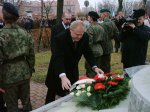 Prezydent Jerzy Brzeziński składa kwiaty 