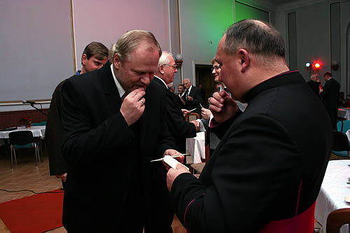 Prezydent Łomży Jerzy Brzeziński i wikariusz biskupi ks. Jan Sołowianiuk