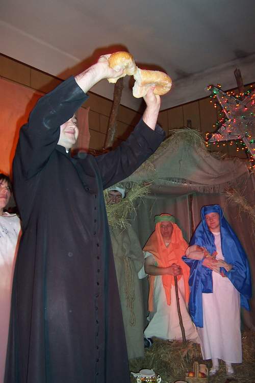 Zwyczajem starożytnych chrześcijan duchowny przełamał bochen chleba