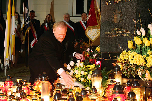 Prezydent Jerzy Brzeziński skałda kwiaty pod pomnikiem Jana Pawła II
