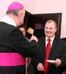 Foto: bp. Stanisław Stefanek święci biuro poselskie i Posła