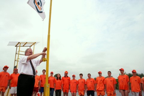 Prezydent Jerzy Brzeziński wciąga flagę na maszt