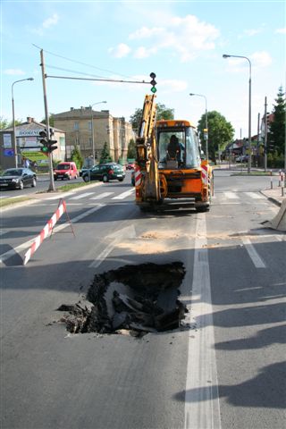 Dziura w jezdni bezpośrednio po zarwaniu się asfaltu 1.07.2006 godz. 16.45<br />
fot. M.B. Sroczyński