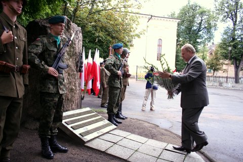 Prezydent Jerzy Brzeziński składa kwiaty 
