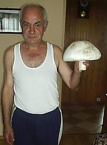 Jerzy Pawłowski ze swojm grzybem gigantem