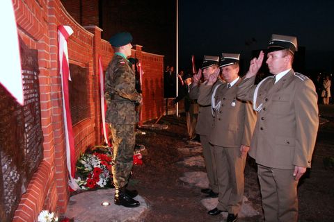 przedstawiciele wojska z dowódcą  garnizonu ppłk. Wojciechem Zielkowskimna czele