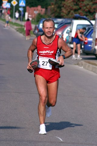 8 km. bez butów przebiegł zawodnik z nr. 27