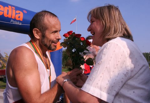 Andrzej Grzybała przyjmuje gratulacje od żony