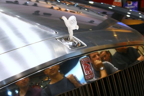 kryształowa figurka na masce Rolls-Royce