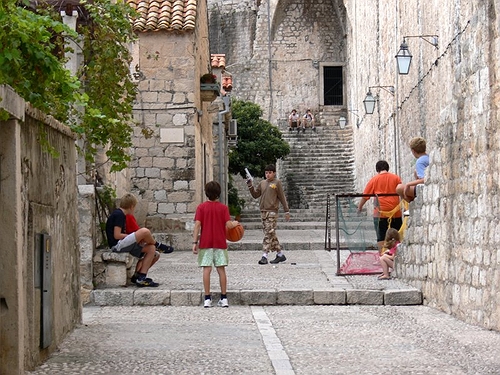 Dzieci bawiące się przy murach starego miasta.