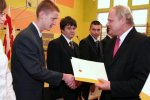 Dawid Piotr Wysakowicz otrzymuje nagrodę od prezydenta Jerzego Brzezińskiego 