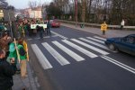 Foto: marsz ekologów przechodzących obok przejścia, na którym zginęło wiele osób, znicze ustawili mieszkańcy Augustowa
