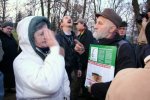 Foto: wymiana zdań pomiędzy protestującymi i przybyłymi mieszkańcami Augustowa