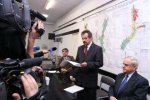 Foto: burmistrz Augustowa Leszek Cieślik odczytuje oświadczenie