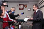 Foto: burmistrz Augustowa Leszek Cieślik odczytuje oświadczenie