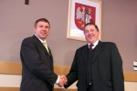 Foto: Przewodniczący Rady Powiatu obecny Stefan Popiołek i ustępujący Henryk Kłosiński
