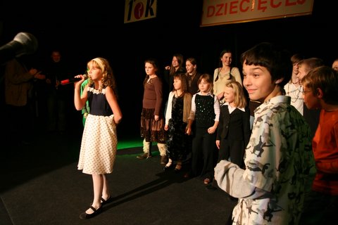 Katarzyna Domalewska i finaliści XIV Giełdy Piosenki Dziecięcej śpiewają 