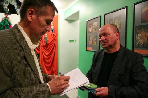 od lewej MRD w rozmowie z pomysłodawcą i kierownikiem artystycznym festiwalu Markiem Żemkiem