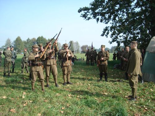 Zdarzały się też przypadki dezercji w polskej armii szczególnie spośród żołnierzy innego wyznania bądź narodowości - kara jedna - śmierć przez rostrzelanie