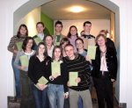 Opiekunka Klubu Młodego Literata Barbara Chojnowska (na zdjęciu po prawej) ze swoimi uczniami