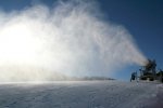 Foto: w miejscach mniejszej pokrywy śniegoweej pracują armatki