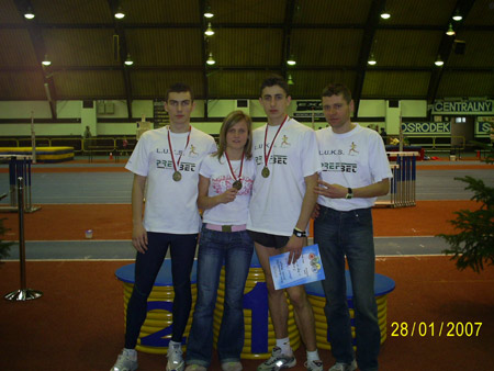 Trener Andrzej Korytkowski wraz z trójką medalistów HMPJ