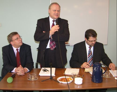 od lewej: Maciej Zajkowski prezes ŁIP-H, Jerzy Brzeziński prezydent Łomży, Marcin Sroczyński wiceprezydent <br />
fot. www.um.lomza.pl