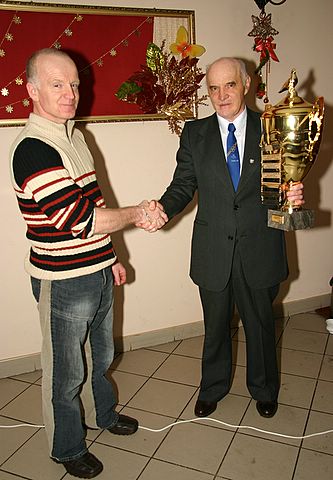 Janusz Dąbrowski wręcza puchar przechodni ufundowany przez Burmistrza Radzymina za najdłuższy lot w 2006 roku