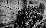 Foto: Komitet Budowy Szkoły i uczniowie przed budynkiem szkoły 1934 r.