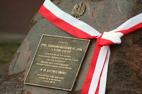 Kamień z pamiątkową tablicą upamiętniającą podporucznika Stanisława Marchewkę ps. „Ryba”