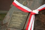 Foto: Kamień z pamiątkową tablicą upamiętniającą podporucznika Stanisława Marchewkę ps. „Ryba”