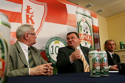 od lewej: Stanisław Kaseja - Prezes ŁKS Browar Łomża, Andrzej Rutkowski - Prezes Browar Łomża i Czesław Jakołcewicz - trener