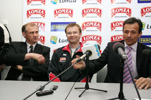 od lewej: Czesław Jakołcewicz- trener ŁKSu, Artur Piasecki - speker, Waldemar Tęsiorowski - asystent trenera Jagielloni 
