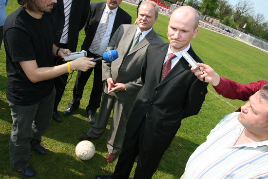 minister sportu Tomasz Lipiec na murawie łomżyńskiego stadionu