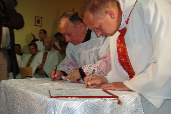 Podpisy składają wikariusz biskupi ks. Jan Sołowianiuk i ks. proboszcz Andrzej Popielski