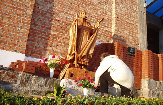Lipową figurę Św. Andrzeja Boboli wyrzeźbił Józef Bałdyga z Łysych, klęczy fotoreporter Gabor Lorinczy
