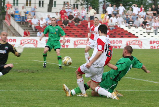 kolejna wrzutka w pole karne, tym razem Damian Świrblewski