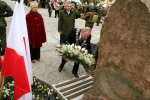 Foto: składanie kwiatów przez Prezydenta Jerzego Brzezińskiego i przedstawicieli ratusza