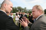 Foto: minister sportu Tomasz Lipiec i prezydent Jerzy Brzeziński na murawie łomżyńskiego stadionu