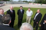 Foto: minister sportu Tomasz Lipiec, marszałek Krzysztof Putra, poseł Lech Kołakowski, prezydenci na murawie łomżyńskiego stadionu