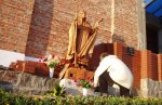 Foto: Lipową figurę Św. Andrzeja Boboli wyrzeźbił Józef Bałdyga z Łysych, klęczy fotoreporter Gabor Lorinczy
