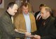Aleksander Plaga i Arkadiusz Chojnowski odbierają nagrodę i dyplom z rąk starosty łomżyńskiego Krzysztofa Kozickiego