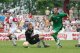bezradna obrona ŁKSu, na zdjęciu Kudrycki odprowadza piłkę do bramki, 2 : 5 dla gości